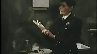 Seksowna kobieta darmowe sex filmy retro ubrana w czarną bieliznę zjebana w tyłek
